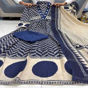 VASTRA COTTAGE Elegante Conjunto de Kurti Redondo Estampado de Algodón Puro con Pantalón de Cuello Completamente Decorado y Dupatta de Algodón - Product Image 3