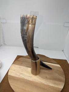 Corne à boire viking sculptée à la main avec support en cuir, écologique, en corne de buffle naturelle, pour hydromel et bière - Product Image 1