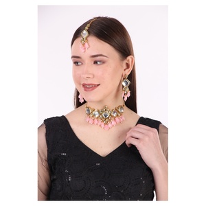 Ensemble de bijoux ethniques plaqués or avec pierres turquoise Kundan, collier à pampilles, boucles d'oreilles et Maang Tikka pour femmes, idéal pour les mariages et les tenues de mariée. - Product Image 2