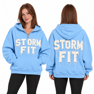 Sweat à capuche demi-zip bleu clair pour femme, coupe Storm Fit, avec lettres appliquées, épaules tombantes, poche kangourou, en polaire décontractée, style streetwear, coupe-vent - Product Image 1