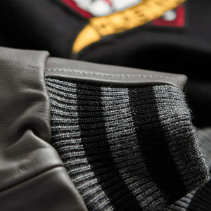 เสื้อแจ็คเก็ตวาร์ซิตี้แบบกำหนดเองสำหรับฤดูหนาว พร้อมโลโก้ด้านหน้า คอตั้ง ตัวเสื้อผ้าฝ้ายผสม แขนหนัง PU ปักลาย แห้งเร็วและระบายอากาศได้ดี - Product Image 6