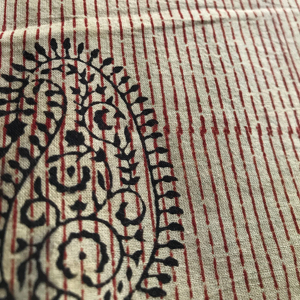 ผ้าฝ้ายพิมพ์ลายด้วยมือ ลายเส้นสีแดงพื้นดำ ลายดอกไม้เพสลีย์สีดำ |   ตลาดขายส่งเจียปุร์ - Product Image 1