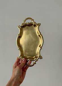 Plateau de service traditionnel en laiton avec des sculptures complexes, idéal pour les rituels de pooja, les restaurants et les intérieurs à thème historique. - Product Image 4