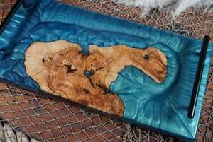 Plateau de service en bois d'olivier avec résine époxy effet vague océanique, coquillages marins, poignées noires, planche à charcuterie de luxe pour cuisine et salle à manger - Product Image 2