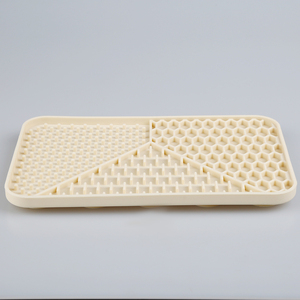 Alfombrilla de silicona para alimentación de mascotas con partición para comida húmeda, diseño antideslizante, accesorio multifuncional para cuencos - Product Image 4