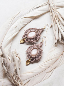 Pendientes de Macramé Hechos a Mano con Piedra Lunar Arcoíris, Gema Iridiscente y Hoja de Oro, Joyería Artesanal Boho Colgante - Product Image 4