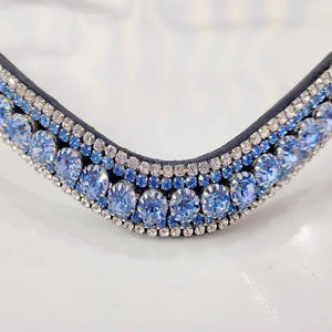 สายคาดหน้าผากม้าหนังวัวแท้สีดำ ผลิตภัณฑ์สำหรับม้าขายส่ง ตกแต่งด้วยคริสตัลสีฟ้าอ่อนหรูหรา 5 แถว พร้อมสายโซ่ประดับ - Product Image 4