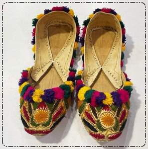 รองเท้าคุสซาผู้หญิง กำมะหยี่สีดำ ปักลาย รองเท้าคุสซาแบบดั้งเดิมของปากีสถาน รองเท้าจุตติสำหรับสุภาพสตรี น้ำหนักเบา ขายส่ง ทำด้วยมือ - Product Image 2