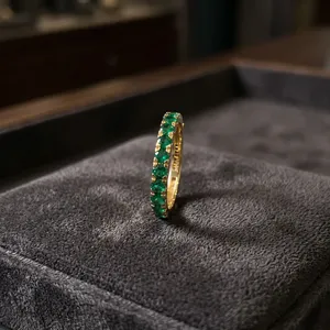 Bague demi-éternité minimaliste en or jaune massif 14 carats sertie d'émeraudes vertes cultivées en laboratoire pour femmes et enfants - Fiançailles - Product Image 1