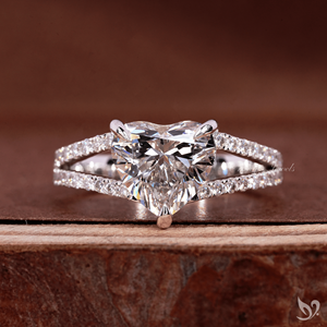 แหวนเพชรแล็บ 2 กะรัต ทรงหัวใจ ประดับเพชรแบบสปลิตเพฟ ดีไซน์สองขา ทองคำขาว 10K รับรองโดย IGI แหวนขอแต่งงาน - Product Image 1