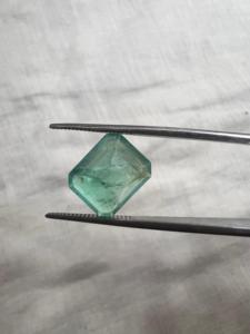 Pierre précieuse en émeraude de 4,50 carats, d'origine zambienne, pour bagues de luxe - Product Image 2