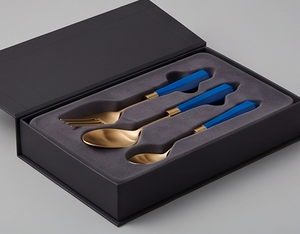 Ensemble de couverts modernes avec ustensiles en métal plaqué or, manche bleu, compatibles lave-vaisselle, pour utilisation sur table de mariage - Product Image 6