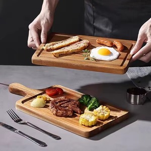 Planche à découper en bois naturel écologique avec poignée intégrée et trou de suspension, compatible lave-vaisselle, REHMAN CRAFT - Product Image 1