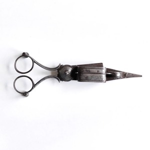 Recortador de mechas de lujo de largo alcance con mango extendido, ideal para velas en recipientes profundos y recorte seguro. Acabado mate de lujo. - Product Image 6