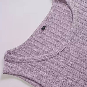 ชุดออกกำลังกายสีชมพูสำหรับผู้หญิง เสื้อกล้ามเว้าหลังสวยงามและกระโปรง XL ยืดหยุ่น ทนทาน ตกแต่งด้วยลูกไม้แขนสั้น - Product Image 3