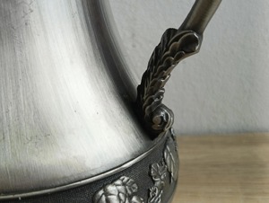 Carafe au design minimaliste gravée avec une poignée élégante, idéale pour une utilisation en chambre, dans les hôtels et les restaurants, service de table, vente en gros depuis l'Inde - Product Image 4
