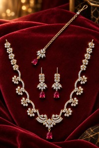 Ensemble collier et boucles d'oreilles rouges rubis de qualité supérieure, avec maang tikka assorti, bijoux floraux tendance pour mariage. - Product Image 3