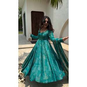 Elegante Conjunto de Vestido Anarkali Verde con Dupatta y Pantalón, Talla M, para Moda India y Pakistaní - Product Image 6