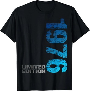 เสื้อยืดสีดำสำหรับผู้ชายรุ่นลิมิเต็ดอิดิชั่นปี 1976 พิมพ์ลายสกรีนแนวตั้งสีน้ำเงินด้านหน้า ทรงเข้ารูป สปอร์ต คอกลม แขนสั้น - Product Image 1