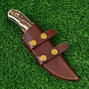 Cuchillo de caza y camping de hoja fija Nordic Forge de acero inoxidable con gancho para tripas, mango de asta de ciervo y latón, espiga completa, para exteriores - Product Image 6