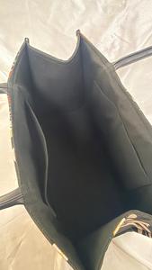 กระเป๋าใส่หนังสือลายดอกไม้สีดำ - Product Image 6