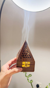 Quemador de incienso de madera artesanal con orificios de ventilación, base de madera, forma de pirámide, soporte para incienso árabe para regalos de Ramadán. - Product Image 6
