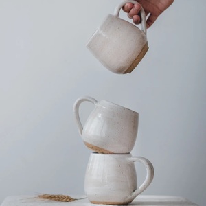 Taza de Café de Cerámica Moderna con Esmalte Natural Moteado, Superficie Texturizada, Asa de Agarre Firme, Diseño que Retiene el Calor para una Vida Acogedora - Product Image 4