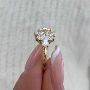 Anillo de compromiso de diamante de corte ovalado en oro amarillo macizo con piedra lateral en forma de pera, anillo de diamante cultivado en laboratorio, anillo de boda solitario para ella. - Product Image 4