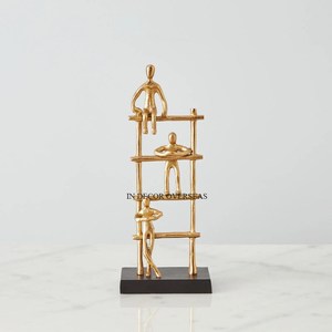 Sculpture figurative dorée avec trois formes humaines sur un design d'échelle à plusieurs niveaux, décoration artistique royale pour la présentation sur table de salon - Product Image 1