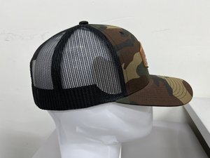 Produit dans une usine au Vietnam, casquette de camionneur structurée en maille camouflage à 6 panneaux avec patch en cuir personnalisé, confortable et sportive. - Product Image 5