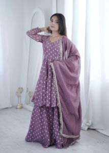 Conjunto de traje de tres piezas para mujer de Asia del Sur, con top de jacquard de seda de textura gruesa y elegante, pantalón palazzo acampanado y dupatta con borde de encaje, cosido, en stock. - Product Image 6