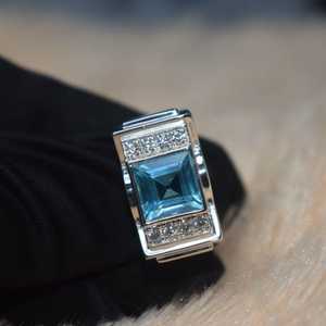 Anillo de barra con piedra de moissanita azul de corte esmeralda de 6 mm para unisex, plata de ley 925 original, elegante regalo de boda para amigos. - Product Image 6