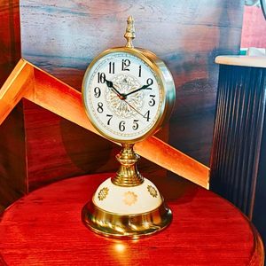 Reloj de Escritorio Tradicional de Latón con Base de Cerámica, 34 cm de Altura, Movimiento de Cuarzo Silencioso, Diseño Circular, Función de Snooze, Diseño Minimalista - Product Image 1