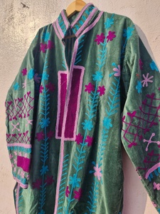 Abrigo de Invierno Largo Verde para Mujer, Estilo Boho Étnico, de Lujo, con Capucha, Acolchado, de Terciopelo Suzani, Ecológico, Resistente al Viento y Bordado - Product Image 3