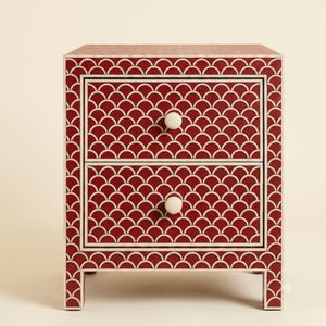 Table de chevet en os incrusté rouge, 2 tiroirs, fabrication artisanale indienne, incrustation motif écailles de poisson, meuble de luxe pour chambre à coucher - Product Image 1
