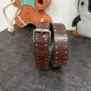 Ceinture en cuir véritable de qualité supérieure pour hommes avec boucle argentée mate et détails de rivets métalliques - Product Image 3
