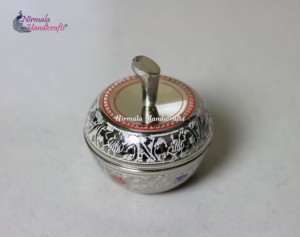 Caja de Almacenamiento Decorativa Hecha a Mano en Forma de Manzana de Latón con Tapa, Caja de Regalo de Metal para Joyas y Dulces - Product Image 3