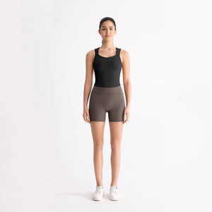 Conjunto Deportivo Minimalista de Punto Transpirable para Mujer: Top Negro con Cuello Redondo y Pantalones Cortos Estilo Biker Marrones - Product Image 1