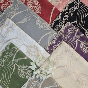 Elegante chal de moda con bordado floral y encaje en tela de lino y algodón, 12 colores, detalles de encaje en el borde, borde deshilachado delicado. - Product Image 4