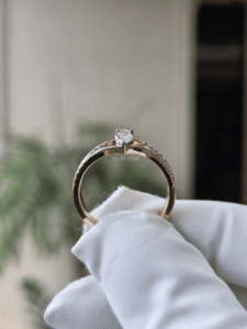 Anillo de Diamante Ovalado Cultivado en Laboratorio de 0.65 Ct, Oro de 14K, Diseño de Doble Hilera con Aro Dividido, Dos Piedras en Racimo con Engaste de Puntas, Certificado IGI, Moderno - Product Image 3