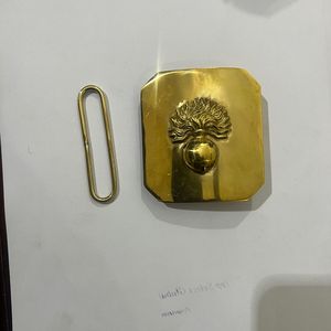 Se ve como un broche de latón dorado de estilo vintage, diseñado con una estética Art Deco. - Product Image 6