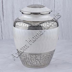 Urne funéraire élégante en aluminium fabriquée à la main avec un souvenir commémoratif au design moderne par Axiom Home Accents - Product Image 1