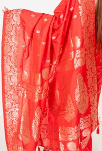 Sari indien traditionnel en brocart floral de soie rouge, longueur ras du sol, avec chemisier doré tissé Zari, pour femmes, en matériaux recyclés - Product Image 5