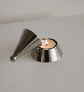 Support de bougie chauffe-plat moderne en métal avec éteignoir conique, support décoratif de table pour la décoration intérieure, la salle à manger et l'ambiance - Product Image 1