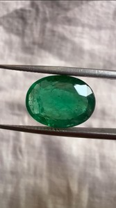 Émeraude naturelle ovale de 4,06 carats, provenance Zambie – Pierre précieuse verte moyenne non montée pour la fabrication de bijoux - Product Image 2