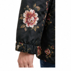 Chaqueta Parka de Invierno para Mujer con Capucha Suave, Exterior de Poliéster Resistente y Acabado Impermeable para Comodidad Diaria - Product Image 4