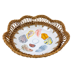 Plat de service rond en céramique fait main avec motif de coquillage coloré et bord tissé en rotin pour fête ou décoration intérieure Style côtier - Product Image 1