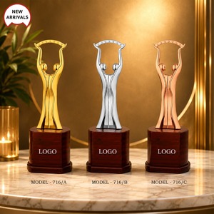 Trophée de couple portable doré avec design en arche gravé au laser sur base en métal moulé sous pression pour les récompenses sportives et de jeux - Product Image 1