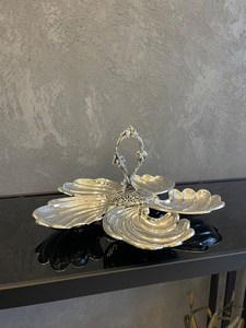 Bol de service à trois compartiments en argent plaqué sur mesure avec poignée centrale, parfait pour les buffets de resort, les desserts et les collations par UO - Product Image 6