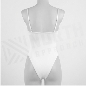 Ensemble de yoga 2 pièces imprimé papillon bleu avec finition dorée, body à col en V profond et jupe portefeuille longueur genou - Product Image 2